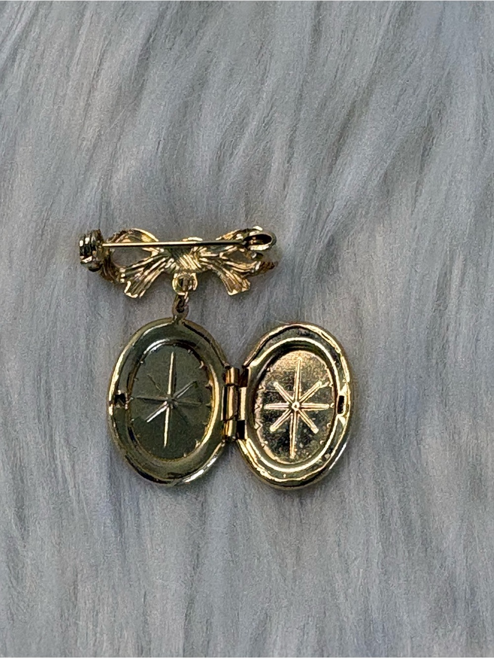 (203)Gold Tone Bow Locket Pin - Starburst Oval Locket - Picture 3 of 4